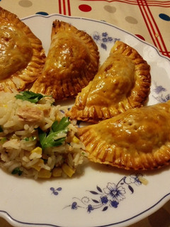 Una foto de Empanadillas caseras de atún y ensaladita de arroz