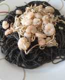 Espaguetis negros con gulas y gambas