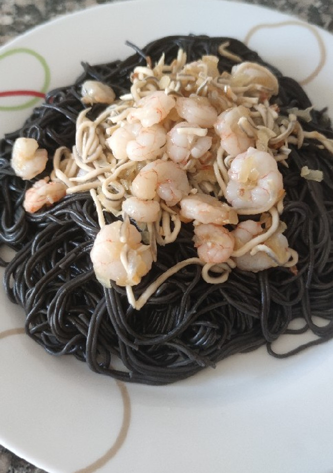 Una foto de Espaguetis negros con gulas y gambas