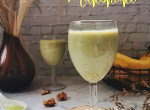 Gambar Matcha banana walnut milkshake