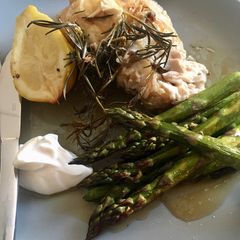 A picture of Lemon and Rosemary Chicken with Asparagus.