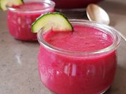 Una foto de gazpacho de betabel