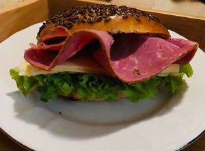 Una foto de Panini o pan de sándwich con chía