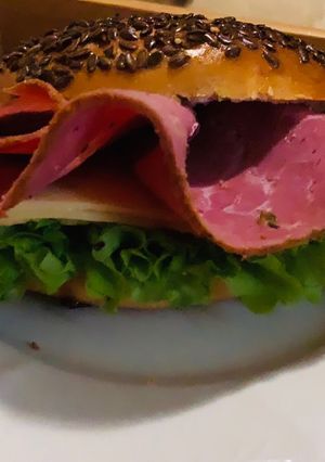 Una foto de Panini o pan de sándwich con chía