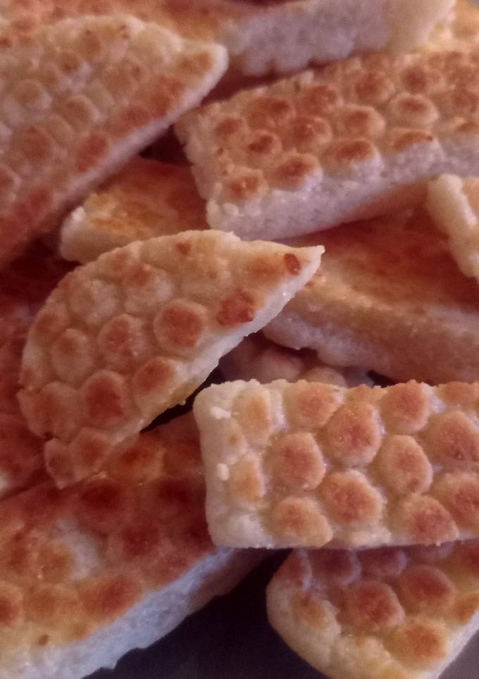 Солоне печиво з сиром, смажене на сковороді