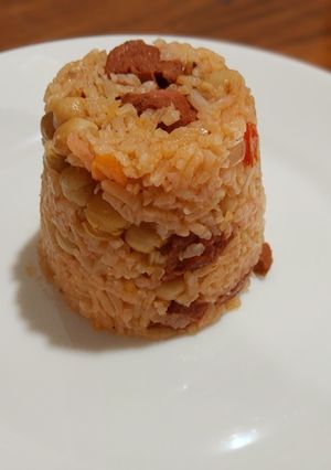 Una foto de Arroz rojo con garbanzos y chorizo