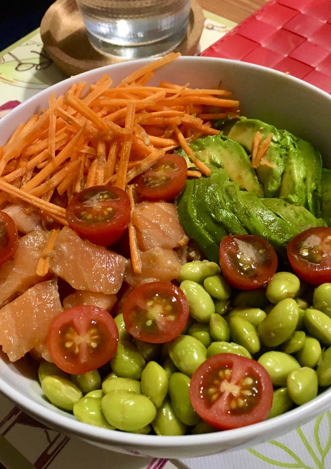 Una foto de Poke bowl de salmón con flor de aguacate