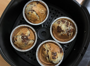 Foto di Muffin con gocce di cioccolato in friggitrice ad aria