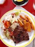 Filete de carne, ensalada y calabaza saludable rápido