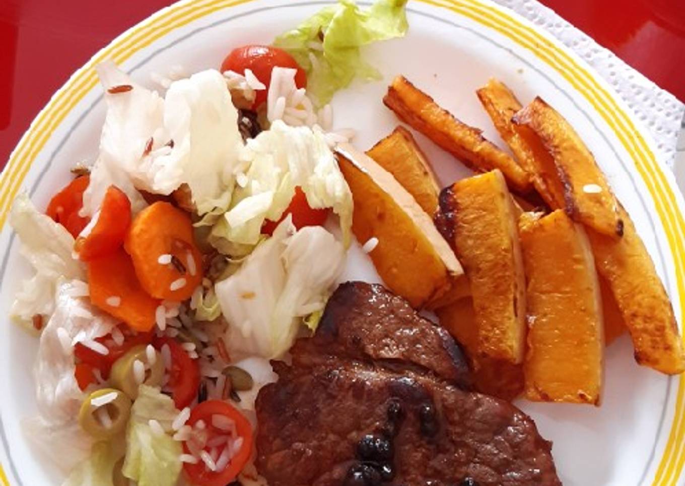 Filete de carne, ensalada y calabaza saludable rápido