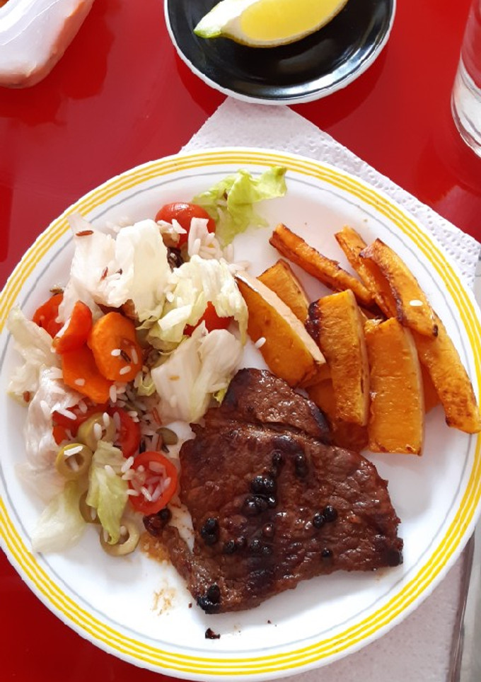 Una foto de Filete de carne, ensalada y calabaza saludable rápido