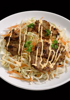 Hình của món SP.1009 - Thịt Heo Ngũ Vị & Salad Bắp Cải Mentaiko.