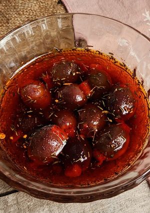 Una foto de 🫒 🧄Aceitunas rellenas con morrón fresco, en conserva de hierbas, especias y ajo🧄🫒