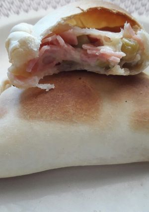 Una foto de Empanadas de jamón, queso y más