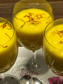 केसर आम लस्सी (Kesar Aam Lassi recipe in Hindi) रेसिपी मुख्य फोटो
