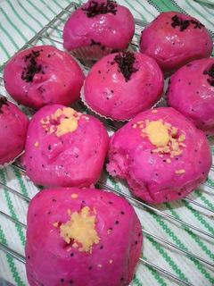 Foto resep Red Dragon Fruit Bun - Banh Mi Thanh Long Nui
