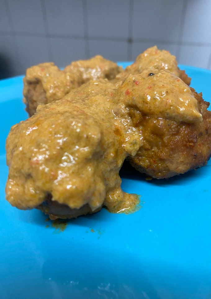 Una foto de Albóndigas con salsa de verduras y queso 🥘