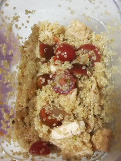 Una foto de Quinoa con pollo, cebolla y tomate natural