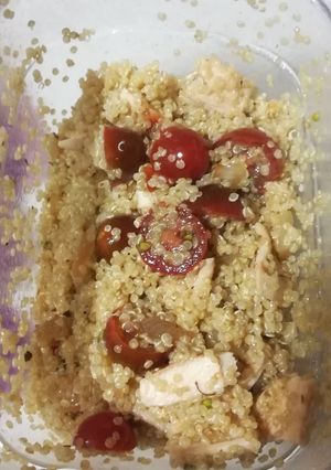Una foto de Quinoa con pollo, cebolla y tomate natural