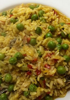 Una foto de Arroz amarillo con sardinas