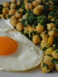Una foto de Garbanzos con espinacas y huevo a la plancha