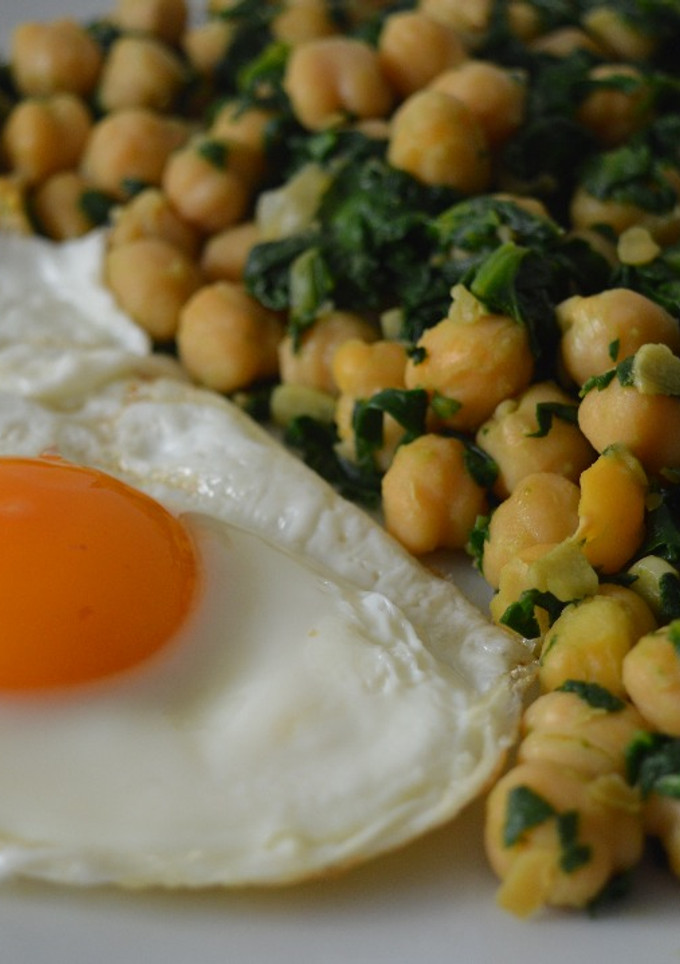Una foto de Garbanzos con espinacas y huevo a la plancha
