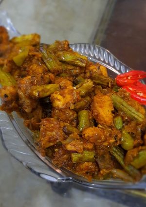 A picture of Achari Chicken Bindi.