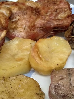 Una foto de Conejo con patatas y alcachofas