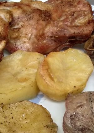 Una foto de Conejo con patatas y alcachofas