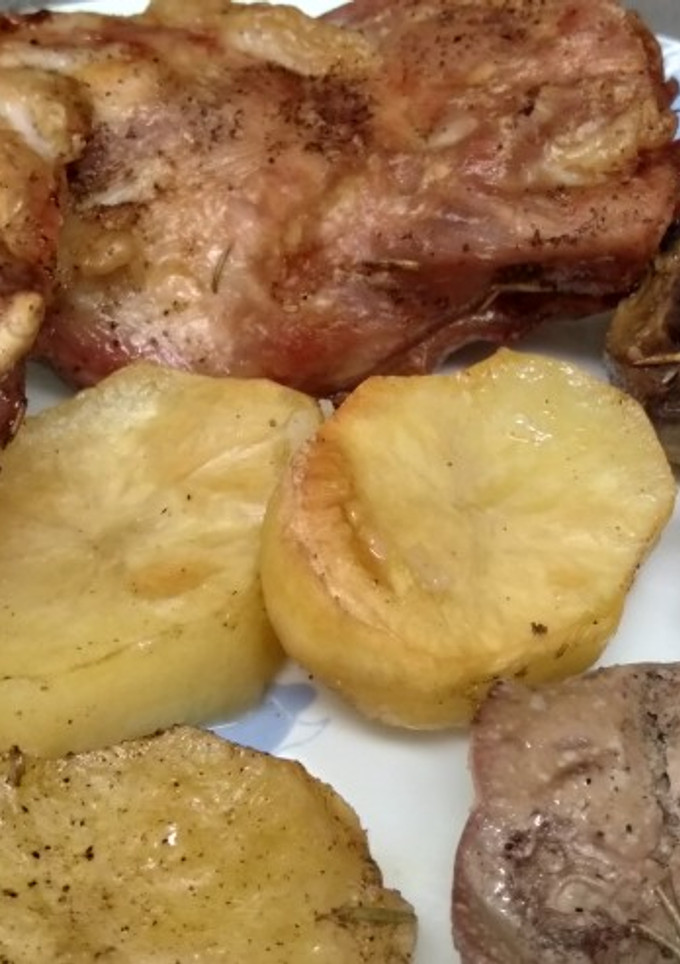 Una foto de Conejo con patatas y alcachofas