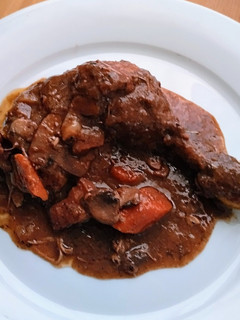 Una foto de Pollo al vino tinto "coq au vin"
