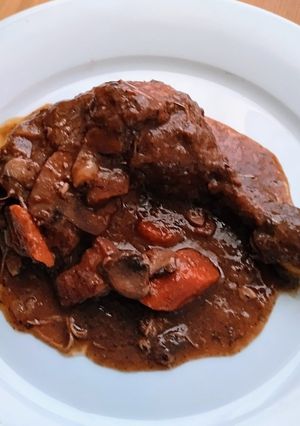 Una foto de Pollo al vino tinto "coq au vin"