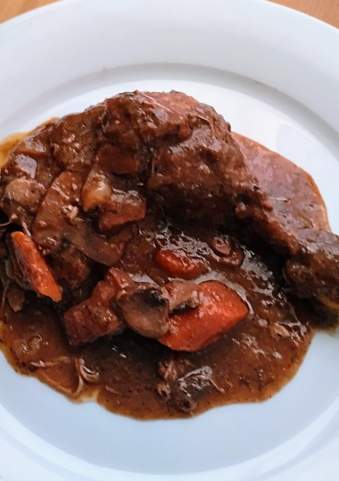 Una foto de Pollo al vino tinto "coq au vin"
