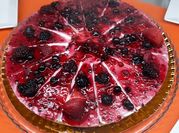 Uma foto de cheesecake de frutos vermelhos