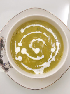 صورة لوصفة شوربة الكوسا بخضار الربيع 🍵