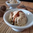 Helado de vainilla y nueces caramelizadas