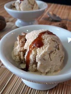 Una foto de Helado de vainilla y nueces caramelizadas