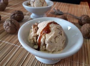 Foto principal de Helado de vainilla y nueces caramelizadas