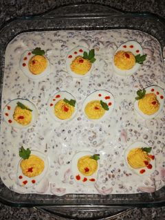 Töltött tojás virslis lencsesaláta ágyon recept fotója