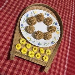 A picture of Crispy Chiwda Ladoo.