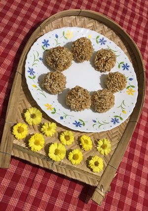A picture of Crispy Chiwda Ladoo.