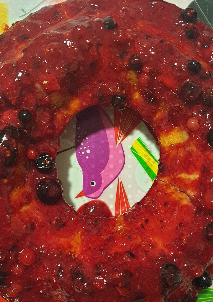 Una foto de Bizcochuelo de fresa con frutos del bosque
