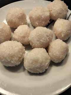 Una foto de Bolitas de coco y almendra