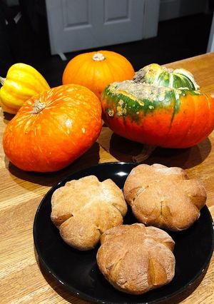 A picture of Spiced Pumpkin Rolls.