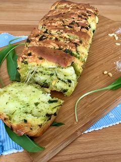 O poză a rețetei Pâine cu leurdă și mozarella.
