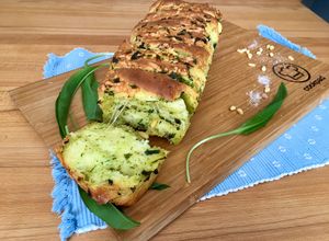 O poză a rețetei Pâine cu leurdă și mozarella.