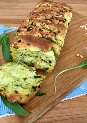 O poză a rețetei Pâine cu leurdă și mozarella.