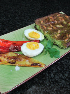 Una foto de Budín de brócoli con pimientos asados y huevos duros