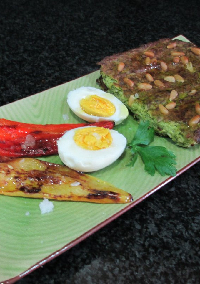 Una foto de Budín de brócoli con pimientos asados y huevos duros