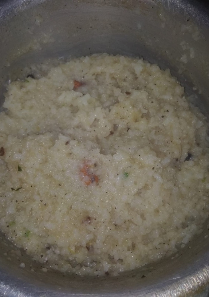 மிளகு தூள் போட்டு வெண் பொங்கல்(ven pongal recipe in tamil) செய்முறை முக்கிய புகைப்படம்